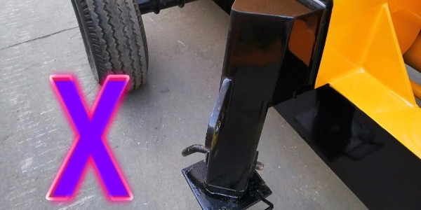 在對混凝土泵的水箱及供水系統進行清洗后，需要在活塞上裝上膠套