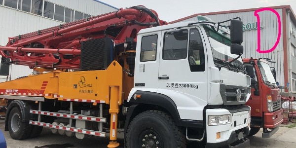 小型混凝土泵車泵送水泥是什么原理？