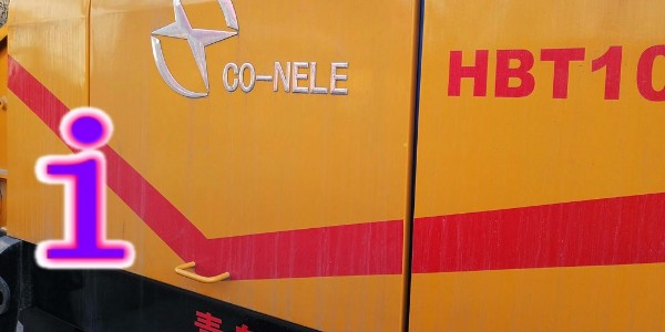 混凝土泵使用過程中，需要將輸送管道固定以免管道滑落或滑動(dòng)造成危險(xiǎn)