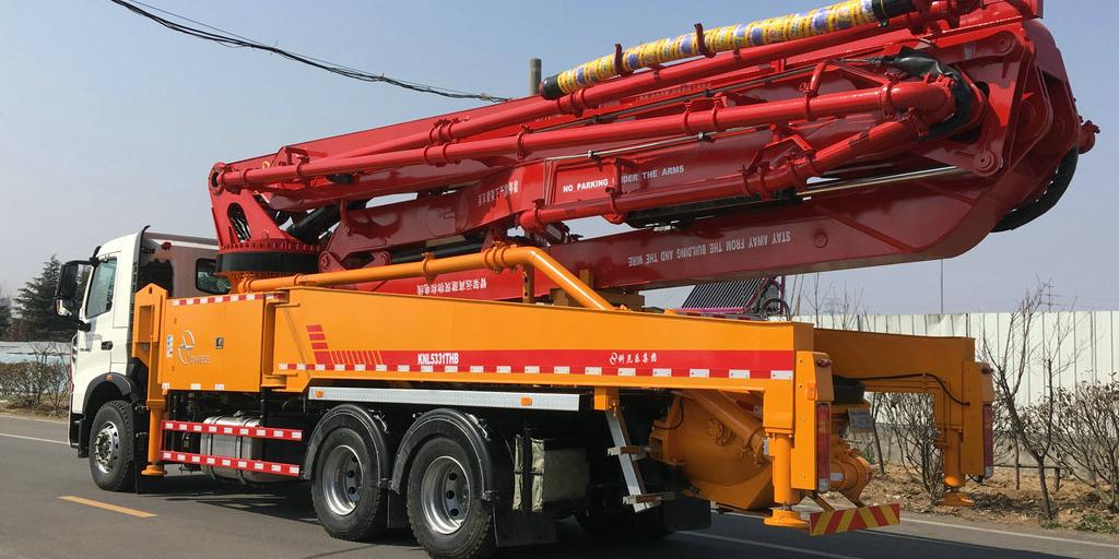 小型混凝土泵車(chē)更換活塞和S管的注意事項(xiàng)